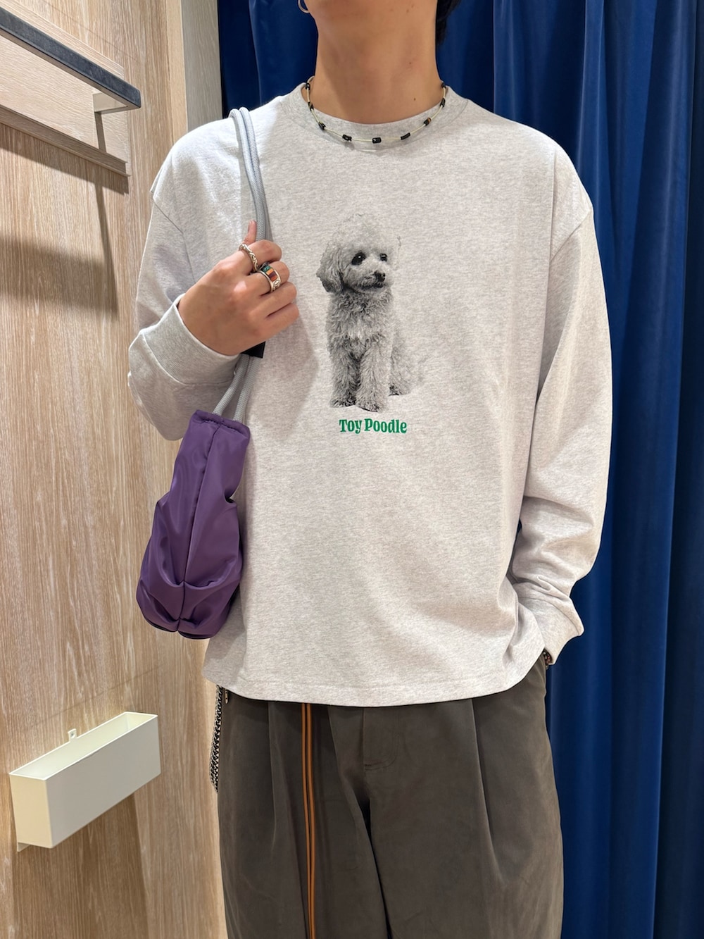 グレー系のTシャツ/カットソー、パープル系のショルダーバッグを着用したメンズの秋コーディネートの3枚目の写真