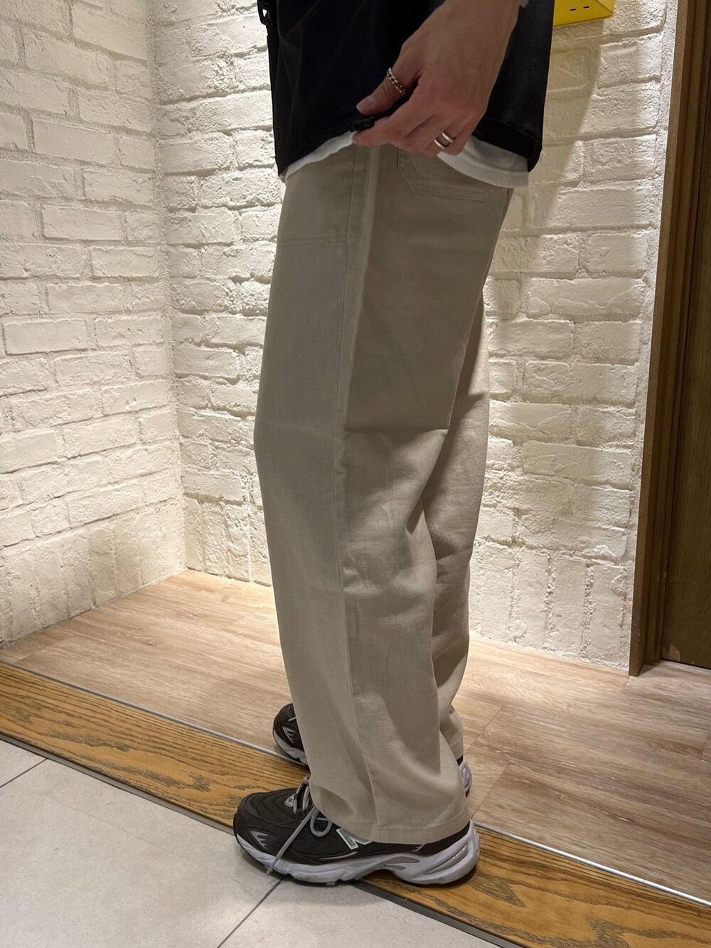 ブルー系のTシャツ/カットソー、ブラック系のショルダーバッグ、ホワイト系のその他パンツを着用したメンズの夏コーディネートの3枚目の写真
