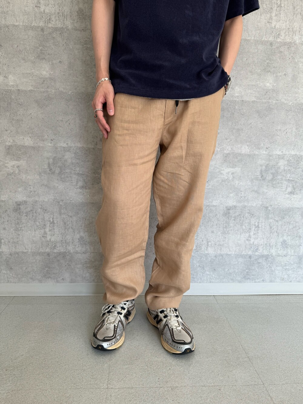 ブルー系のTシャツ/カットソー、ベージュ系のその他パンツを着用したメンズの夏コーディネートの3枚目の写真