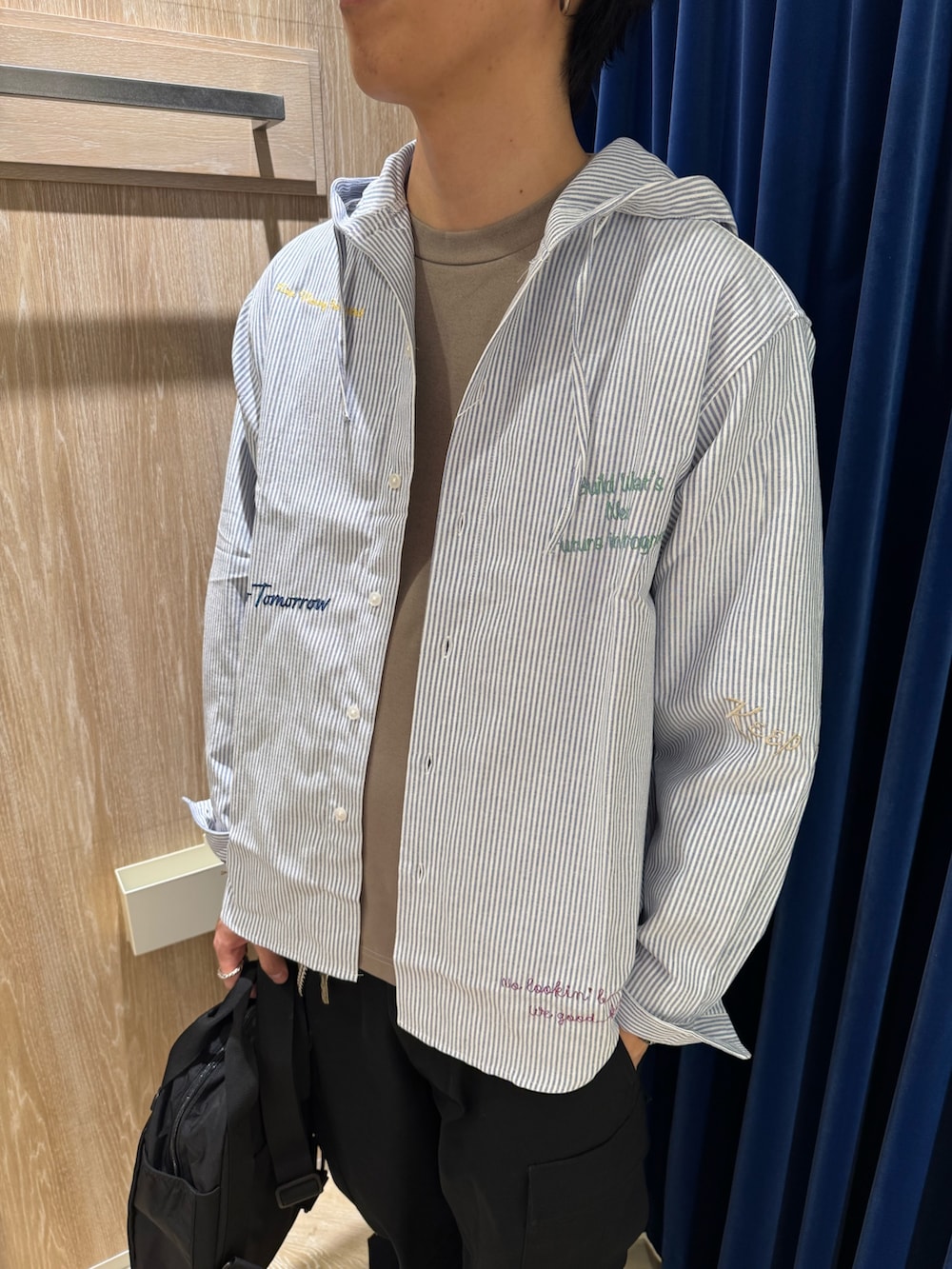 ブルー系のシャツ/ブラウス、ベージュ系のTシャツ/カットソー、ブラック系のボディバッグ/ウエストポーチを着用したメンズの秋コーディネートの2枚目の写真