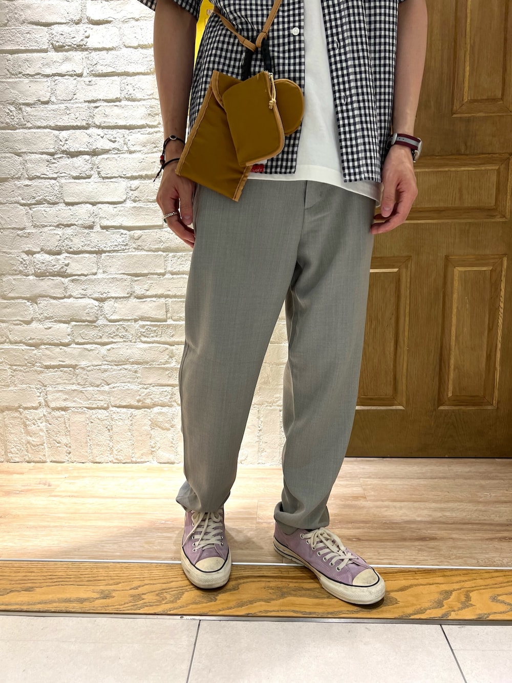 ブルー系のシャツ/ブラウス、グレー系のその他パンツ、ベージュ系のショルダーバッグを着用したメンズの夏コーディネートの3枚目の写真