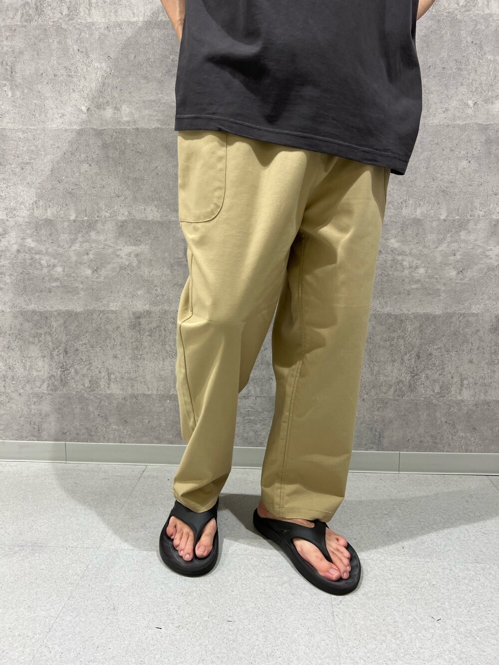 ブラック系のTシャツ/カットソー、ベージュ系のその他パンツを着用したメンズの夏コーディネートの3枚目の写真