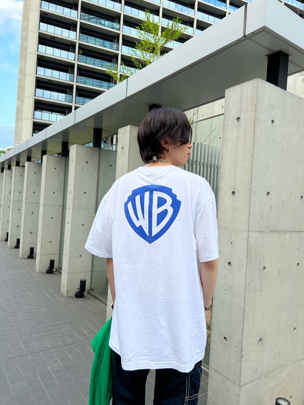 「FREDY&GLOSTER、GEVACO、New Balance、GOOD ROCK SPEED、orslow、halo commodity、シアーカーディガン、カーディガンコーデ、デニム、デニムコーデ、ワーナー・ブラザーズ、プリントT、初夏コーデ、オーバーサイズ、メンズファッション」｜「GEVACOの【GEVACO/ゲバコ】シアーカーディガン ドロップショルダー オーバーサイズ（カーディガン/ボレロ、グリーン系）」を使った、ふなさん（メンズ・178cm）の春コーディネートの3枚目の写真