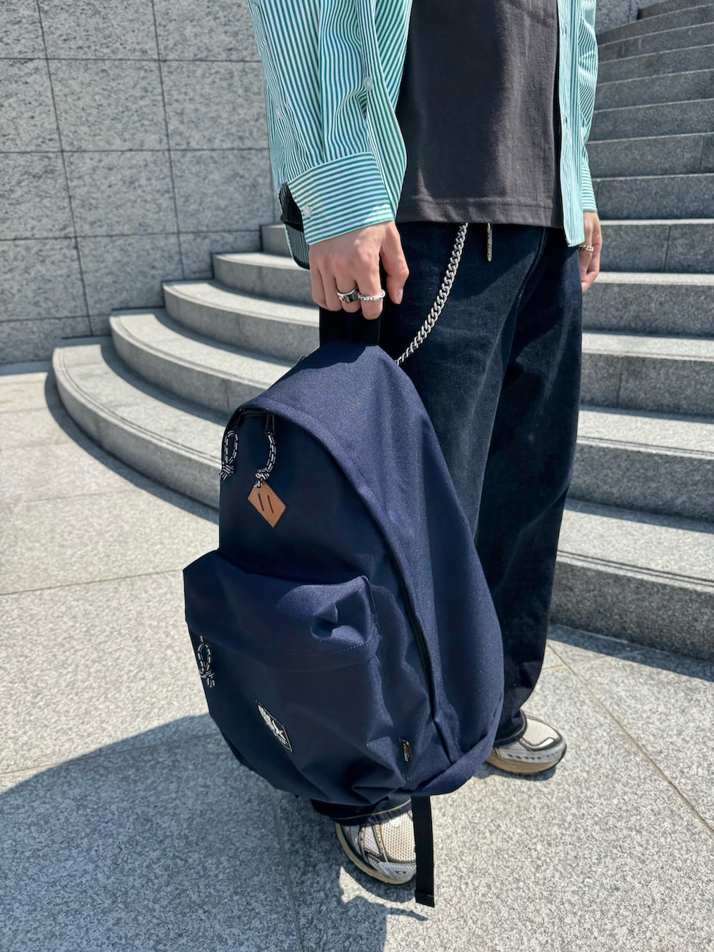 「FREDY&GLOSTER、GEVACO、eddiebauer、KELTY、New Balance、春色、休日スタイル、デートコーデ、スニーカー、お出かけコーデ、ストライプシャツ、春夏コーデ、春ファッション、大人カジュアル、お洒落さんとつながりたい」｜「GEVACOの【EXCLUSIVE】【GEVACO/ゲバコ】ベーシックボタンダウンシャツ（無地/ストライプ）（シャツ/ブラウス、グリーン系）」を使った、ふなさん（メンズ・178cm）の春コーディネートの3枚目の写真