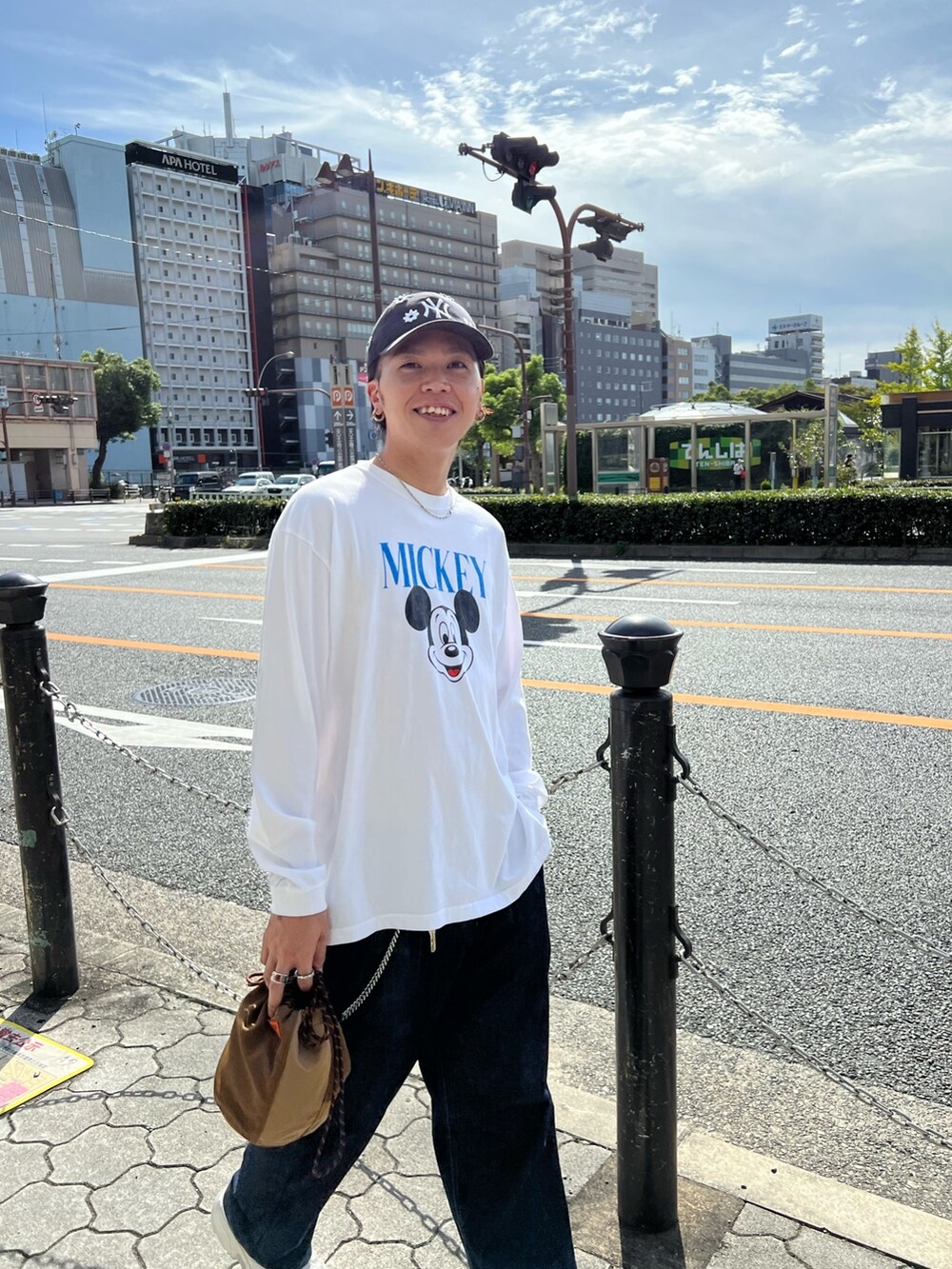 ホワイト系のTシャツ/カットソー、ブラウン系のショルダーバッグを着用したメンズの秋コーディネートの2枚目の写真