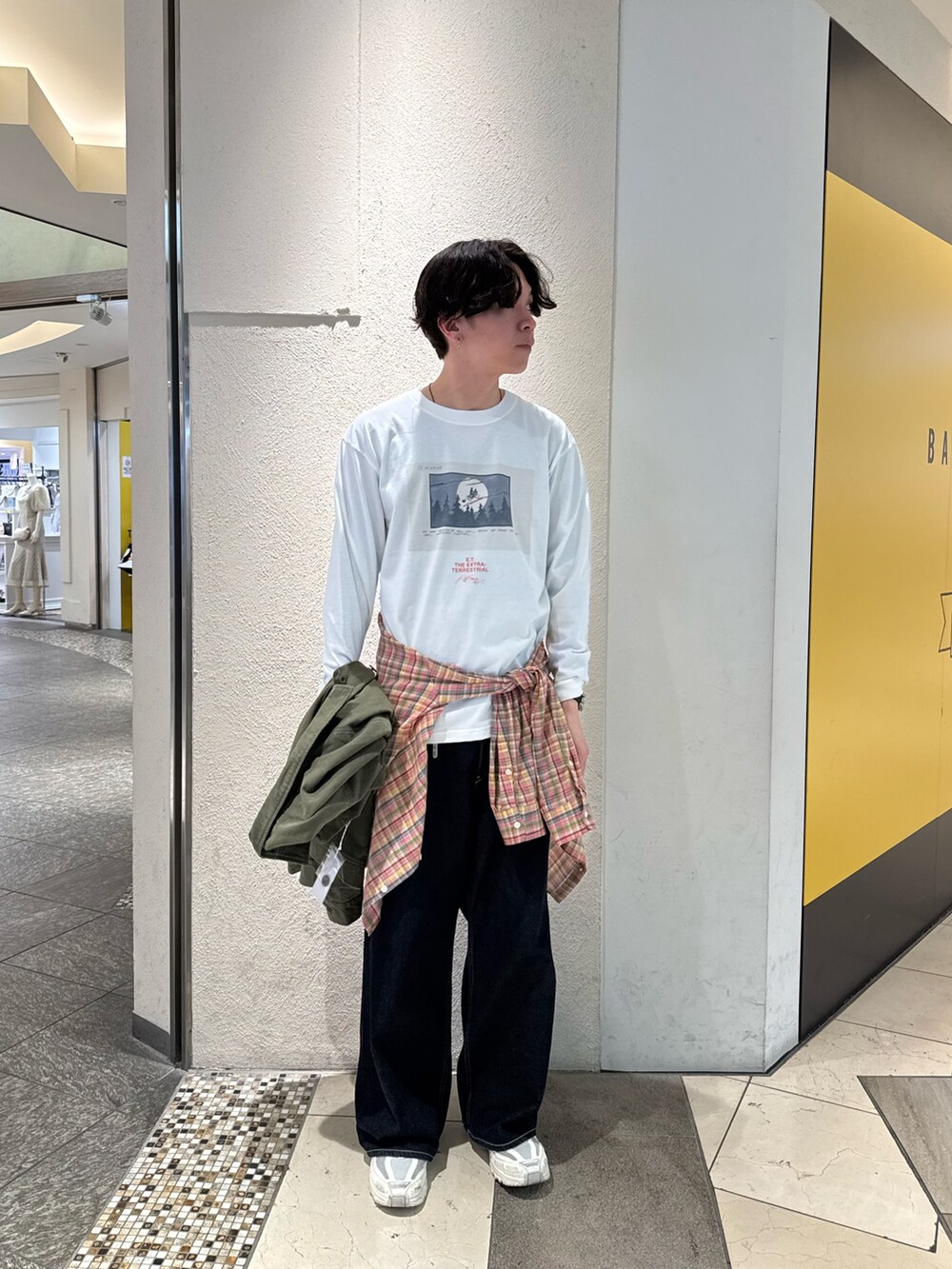ホワイト系のTシャツ/カットソー、グリーン系のブルゾン、ピンク系のシャツ/ブラウスを着用したメンズの春コーディネートの3枚目の写真