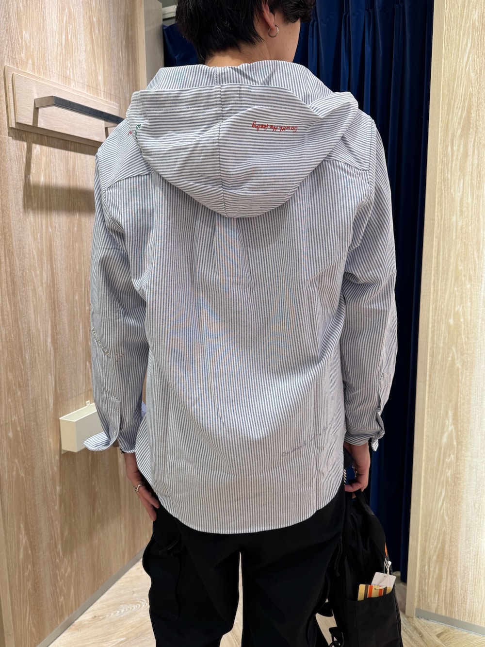 ブルー系のシャツ/ブラウス、ベージュ系のTシャツ/カットソー、ブラック系のボディバッグ/ウエストポーチを着用したメンズの秋コーディネートの4枚目の写真