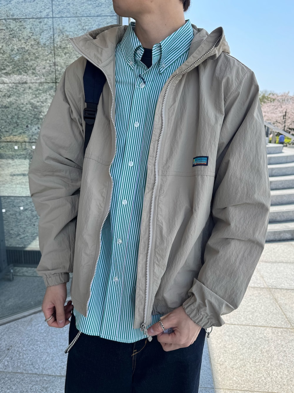 「メガネ男子、ストライプシャツ、春色、休日スタイル、スニーカー、お出かけコーデ、アウトドアスタイル、ニット帽、FREDY&GLOSTER、franklinclimbing、halo commodity、New Balance、GEVACO、マウンテンパーカー、KELTY」｜「Franklin Climbingの【Franklin Climbing/フランクリンクライミング】マウンテンジャケット UV/撥水（ブルゾン、グレー系）」を使った、ふなさん（メンズ・178cm）の春コーディネートの4枚目の写真