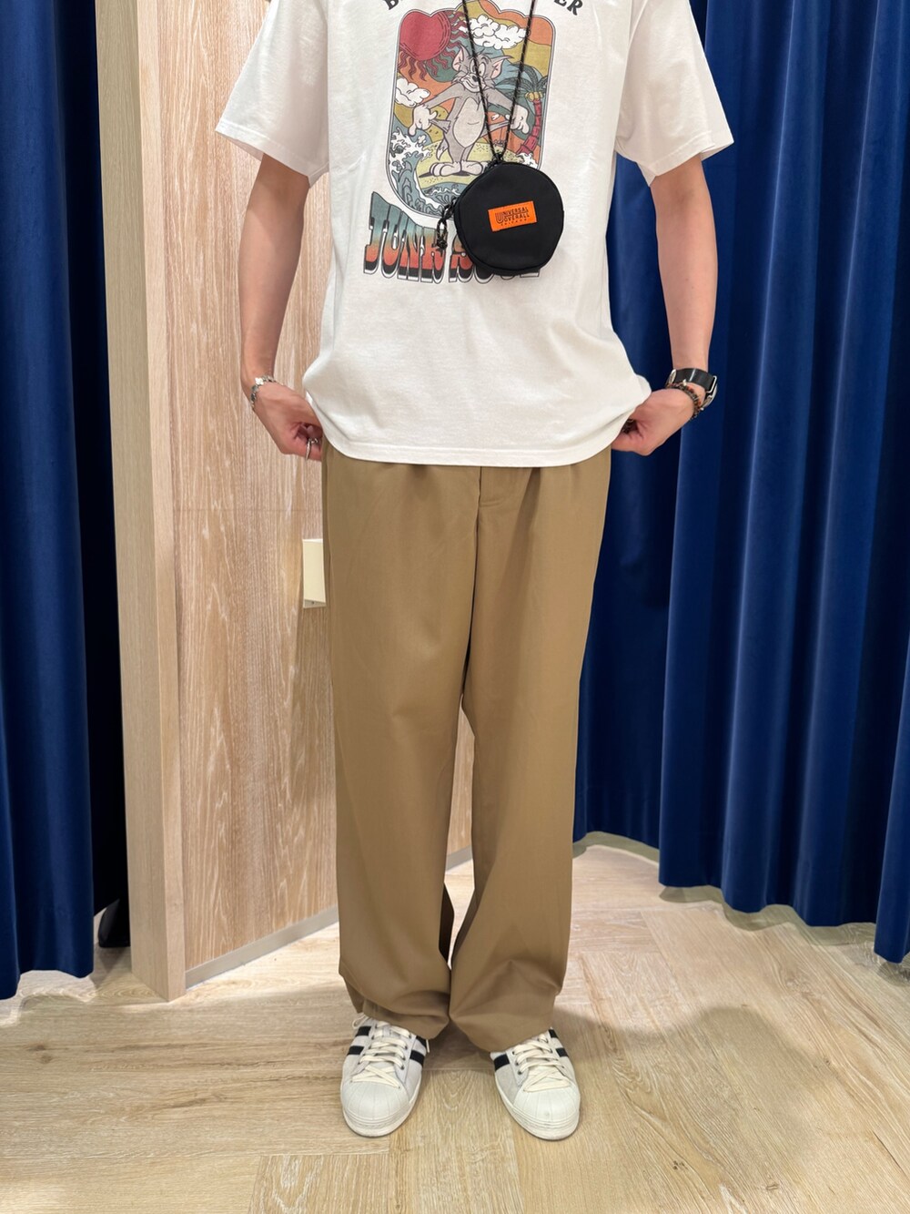 ホワイト系のTシャツ/カットソー、ブラック系のコインケースを着用したメンズの夏コーディネートの3枚目の写真