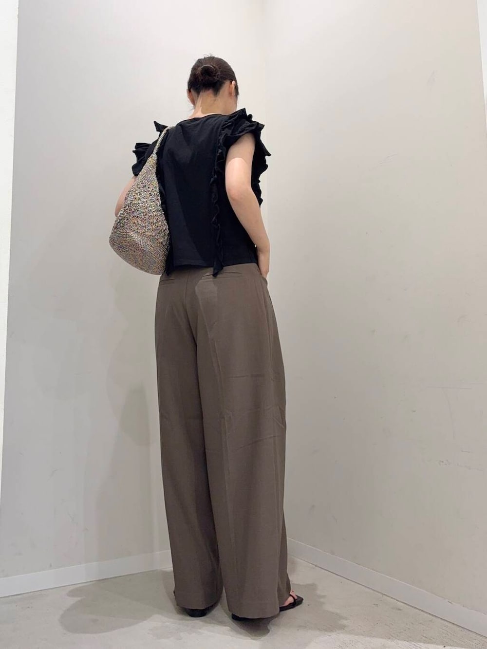 その他のハンドバッグ、ブラック系のサンダル、ブラウン系のその他パンツを着用したレディースの夏コーディネートの2枚目の写真