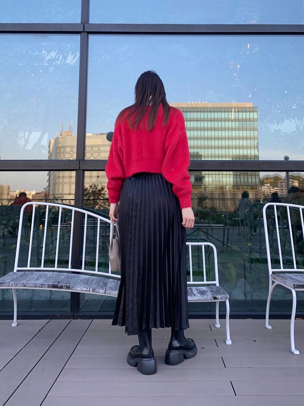 ブラック系のブーツ、ホワイト系のTシャツ/カットソー、グレー系のショルダーバッグを着用したレディースの冬コーディネートの3枚目の写真