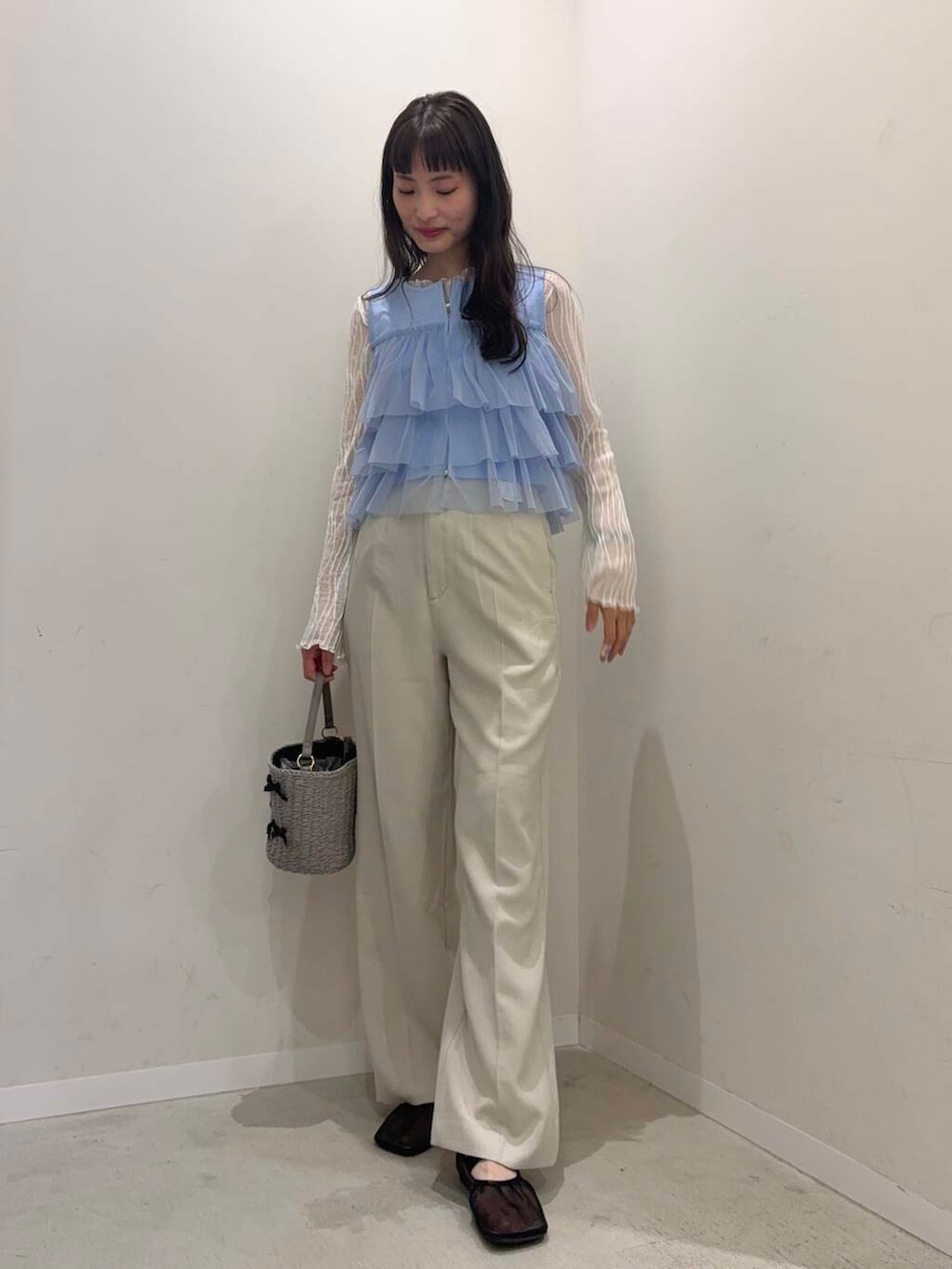 グレー系のショルダーバッグ、ブラック系のパンプス、ベージュ系のその他パンツを着用したレディースの春コーディネートの3枚目の写真