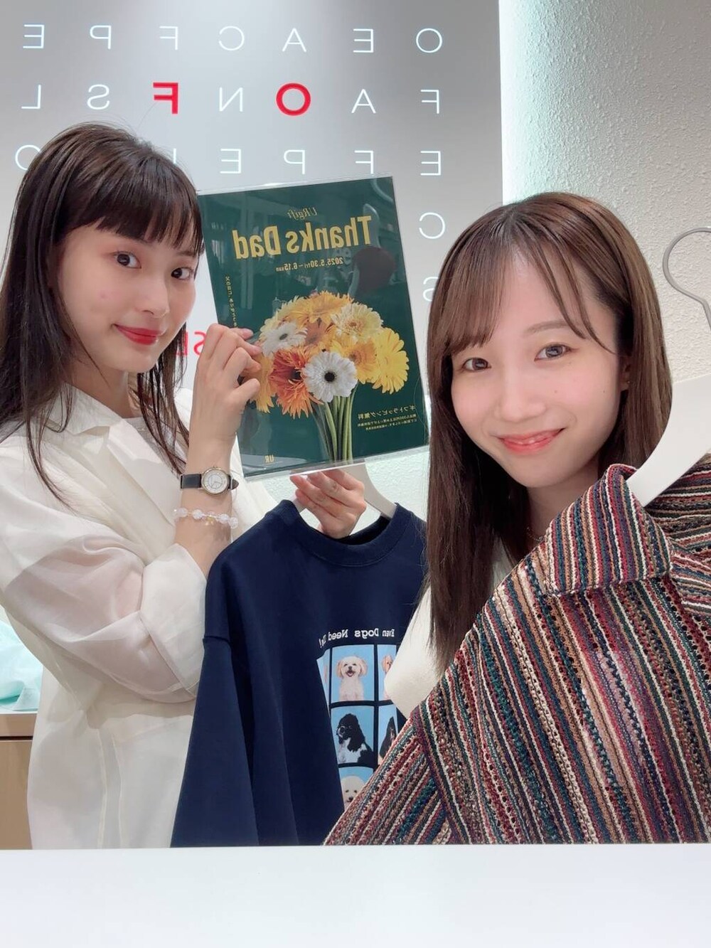 ブルー系のシャツ/ブラウス、グレー系のTシャツ/カットソー、ホワイト系のTシャツ/カットソーを着用したレディースの夏コーディネートの2枚目の写真