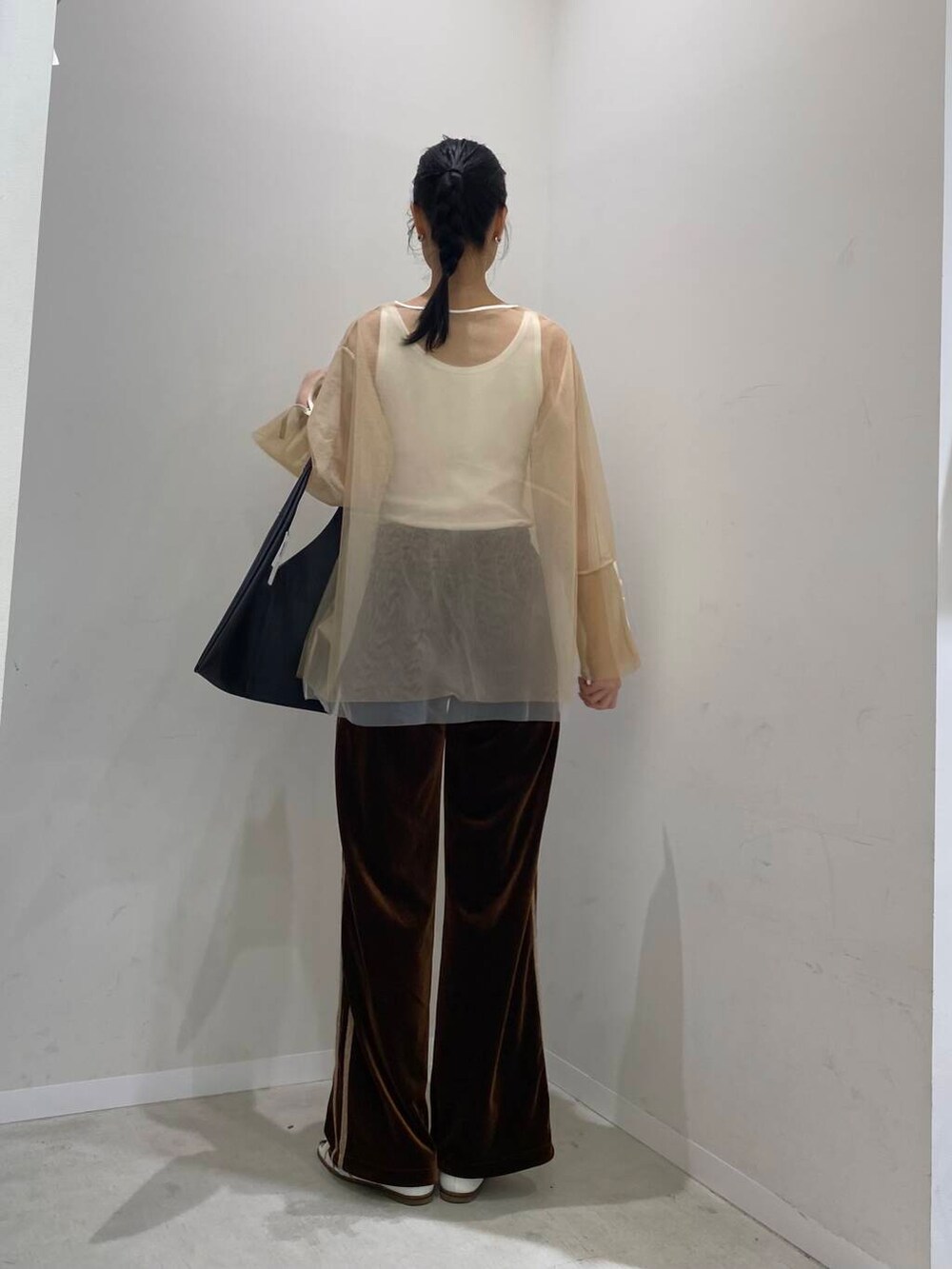 ホワイト系のサンダル、ブラック系のトートバッグ、ベージュ系のTシャツ/カットソーを着用したレディースの夏コーディネートの2枚目の写真