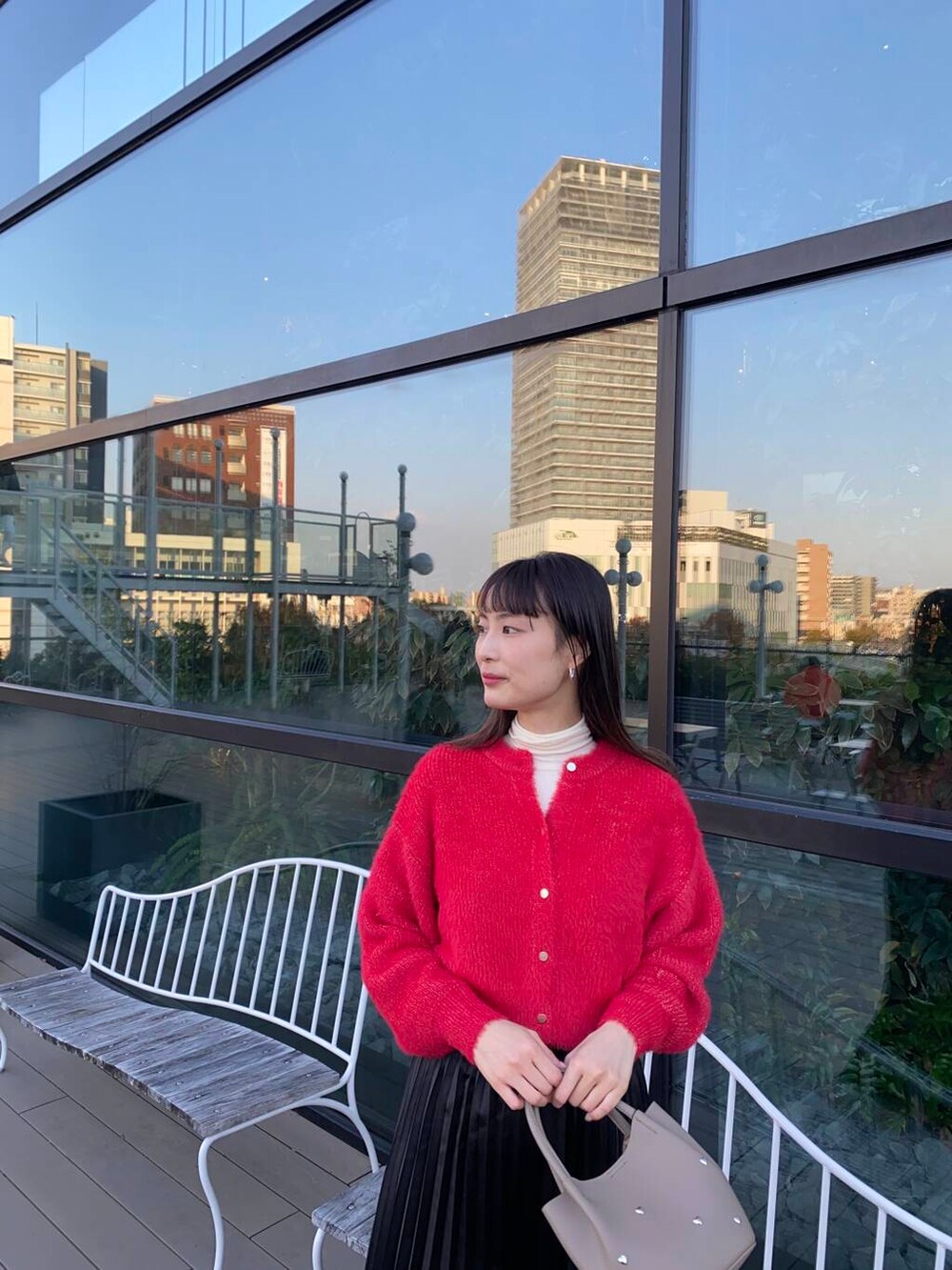 ブラック系のブーツ、ホワイト系のTシャツ/カットソー、グレー系のショルダーバッグを着用したレディースの冬コーディネートの4枚目の写真