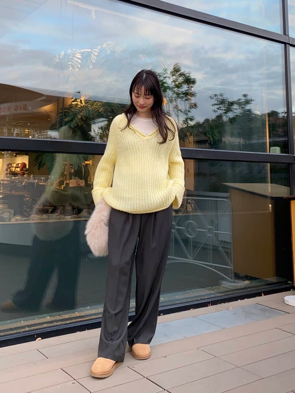 ベージュ系のハンドバッグ、ブラウン系のブーツ、グレー系のその他パンツを着用したレディースの冬コーディネートの3枚目の写真