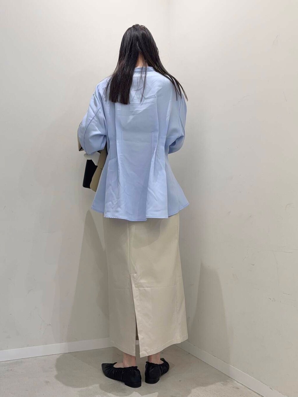 ブラウン系のトートバッグ、ベージュ系のスカート、ベージュ系のテーラードジャケットを着用したレディースの春コーディネートの4枚目の写真