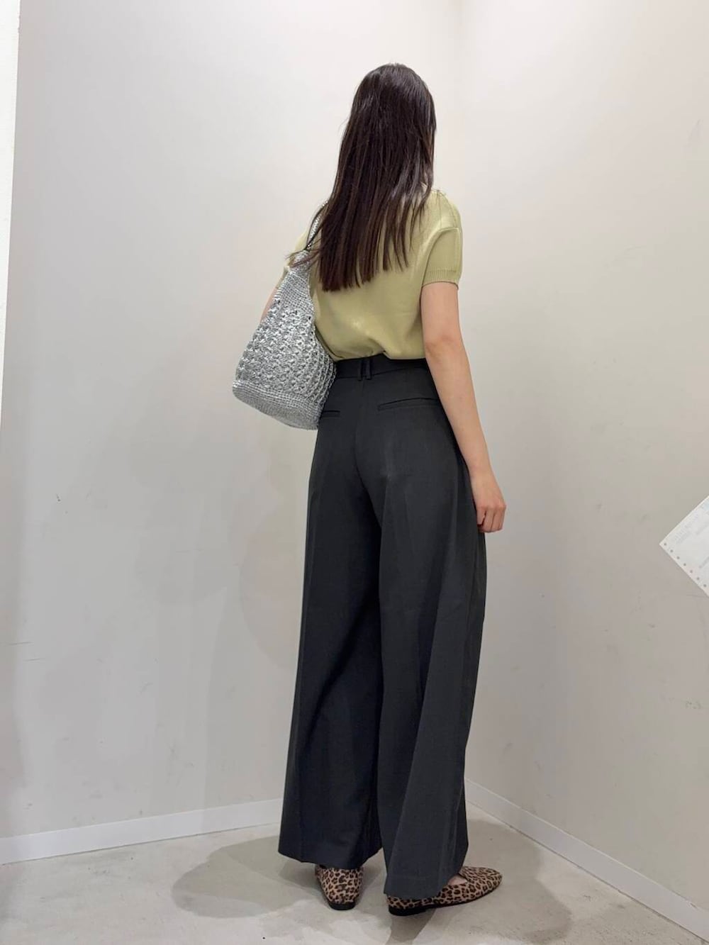 その他のローファー、シルバー系のハンドバッグ、グレー系のその他パンツを着用したレディースの夏コーディネートの2枚目の写真