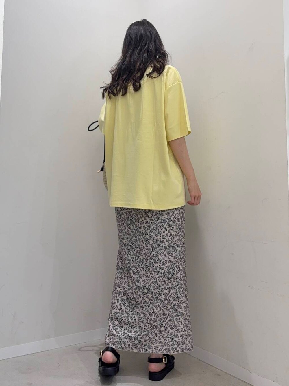 ベージュ系のショルダーバッグ、ホワイト系のスカート、ブラック系のサンダルを着用したレディースの春コーディネートの3枚目の写真