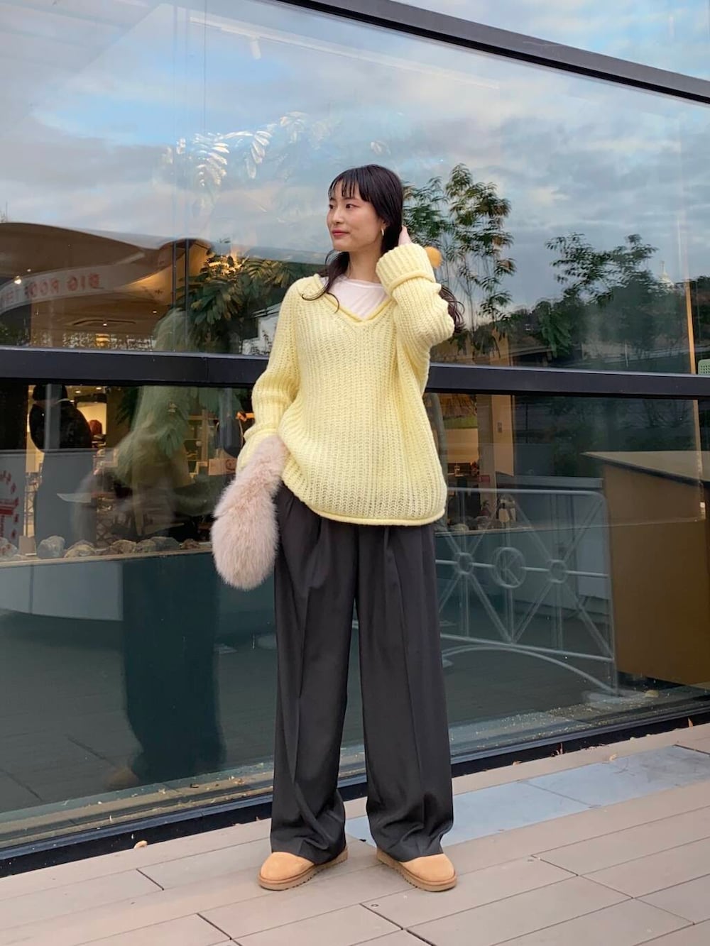 ベージュ系のハンドバッグ、ブラウン系のブーツ、グレー系のその他パンツを着用したレディースの冬コーディネートの4枚目の写真