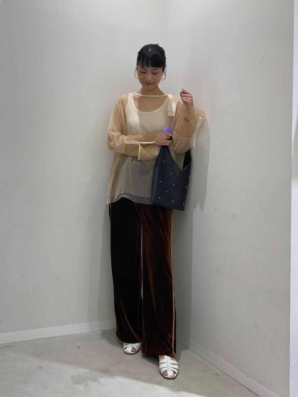 ホワイト系のサンダル、ブラック系のトートバッグ、ベージュ系のTシャツ/カットソーを着用したレディースの夏コーディネートの4枚目の写真