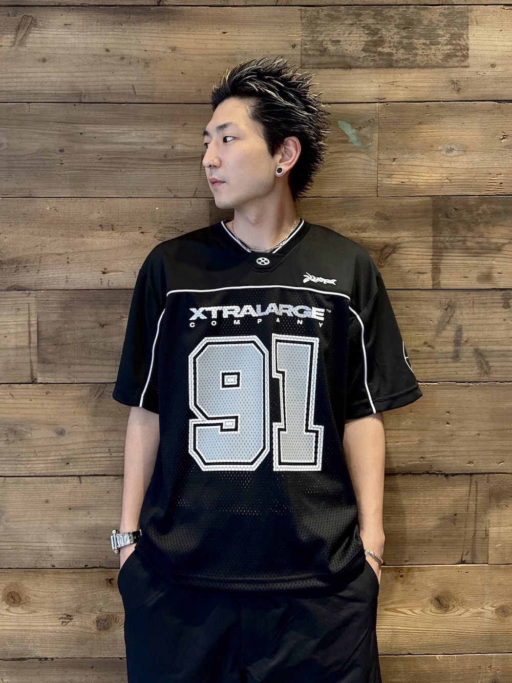 ブラック系のTシャツ/カットソー、ブラック系のその他パンツを着用したメンズの夏コーディネートの2枚目の写真