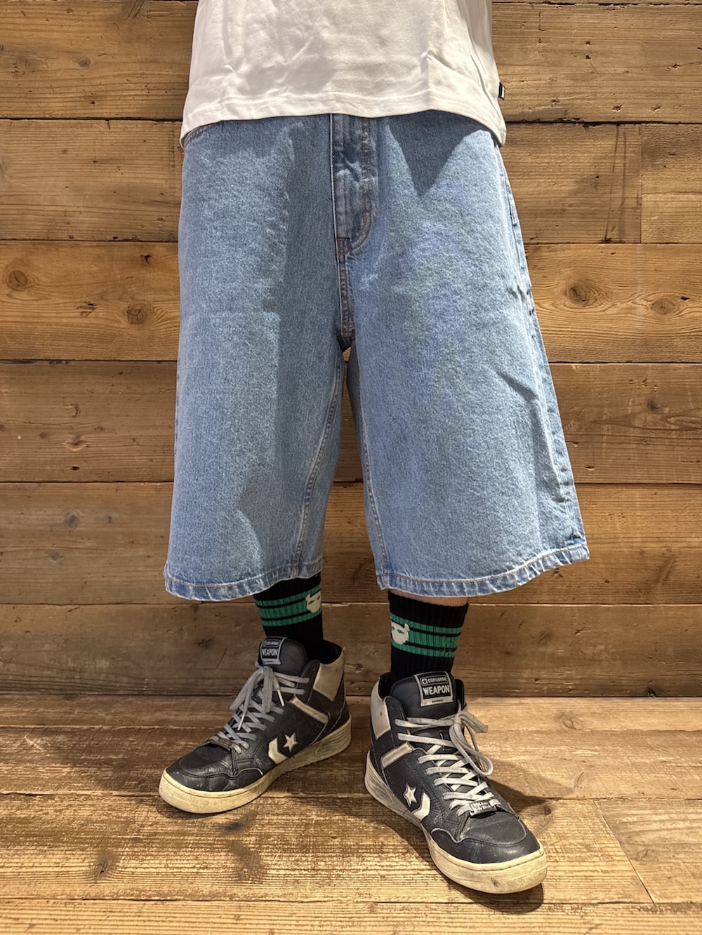ホワイト系のTシャツ/カットソー、ブルー系のデニムパンツを着用したメンズの夏コーディネートの4枚目の写真