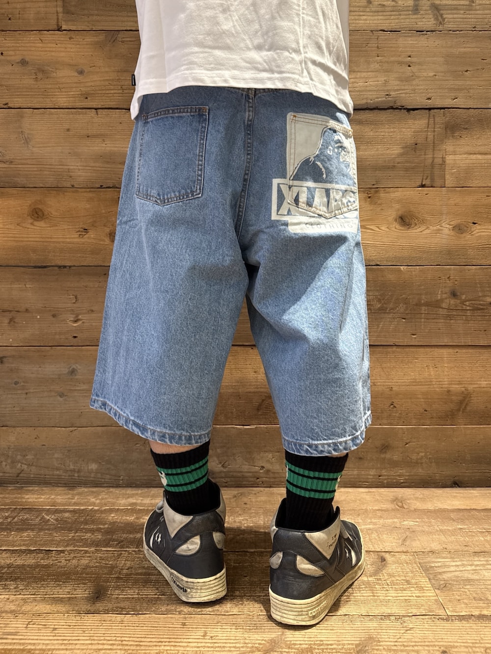 ホワイト系のTシャツ/カットソー、ブルー系のデニムパンツを着用したメンズの夏コーディネートの5枚目の写真