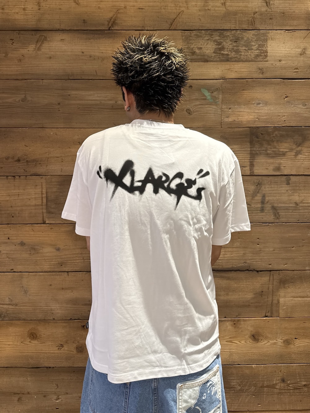 ホワイト系のTシャツ/カットソー、ブルー系のデニムパンツを着用したメンズの夏コーディネートの3枚目の写真