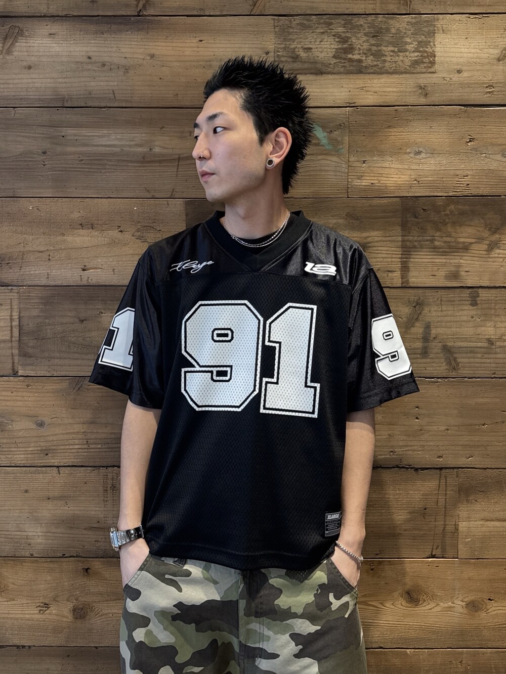 ブラック系のTシャツ/カットソー、その他のカーゴパンツを着用したメンズの春コーディネートの2枚目の写真