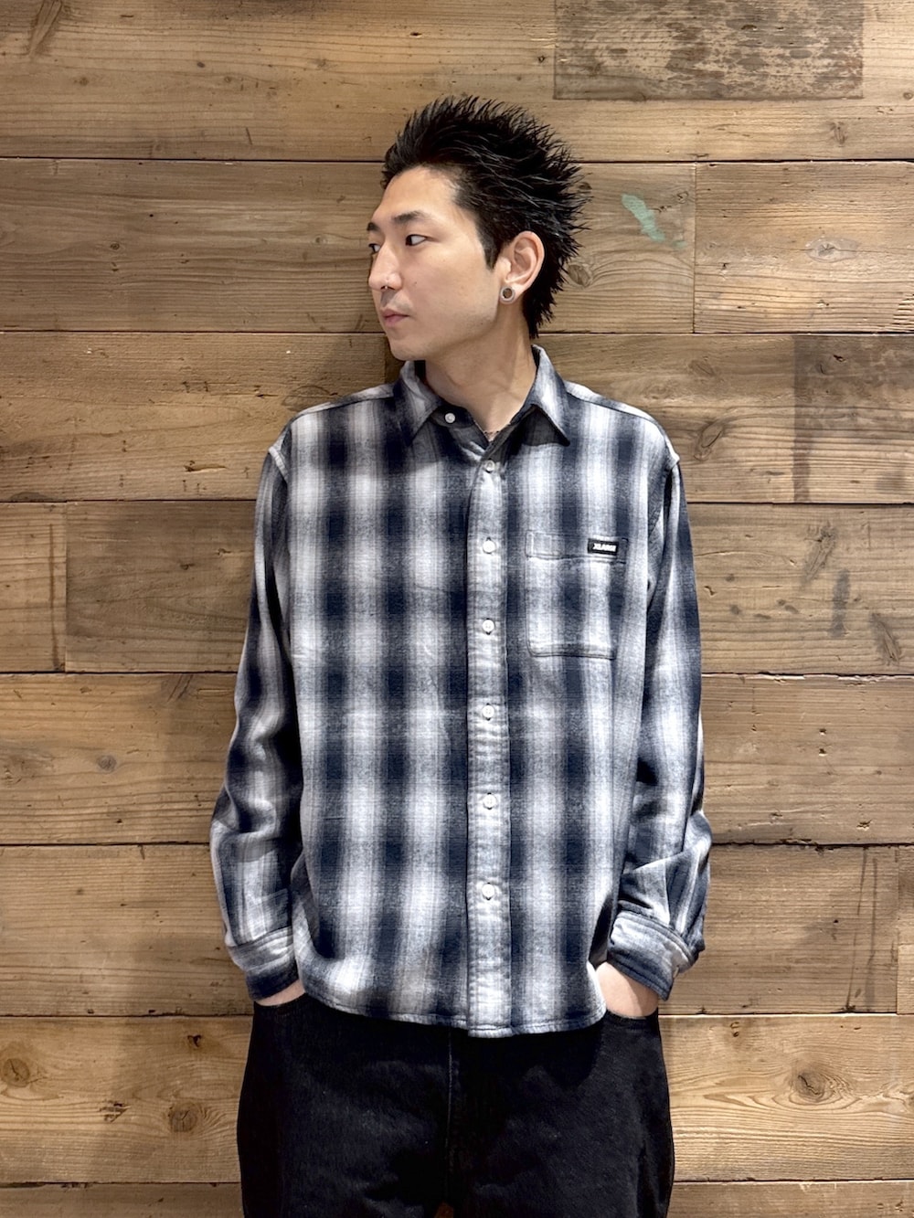 ブラック系のシャツ/ブラウス、ブラック系のデニムパンツを着用したメンズの秋コーディネートの2枚目の写真