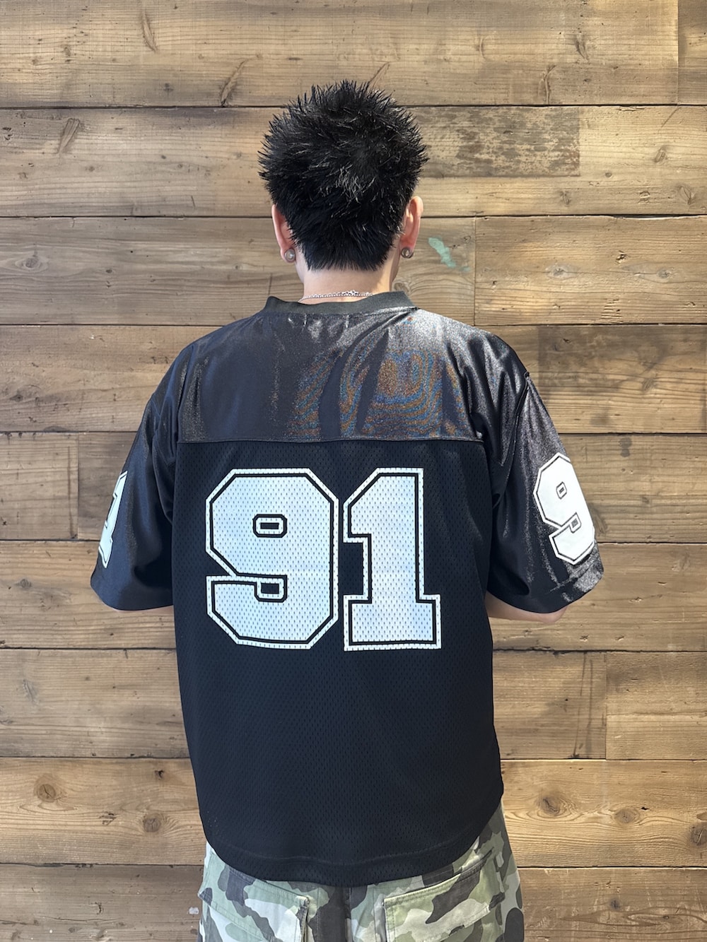 ブラック系のTシャツ/カットソー、その他のカーゴパンツを着用したメンズの春コーディネートの3枚目の写真