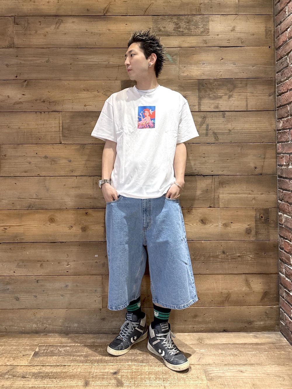 ホワイト系のTシャツ/カットソー、ブルー系のデニムパンツを着用したメンズの夏コーディネートの2枚目の写真
