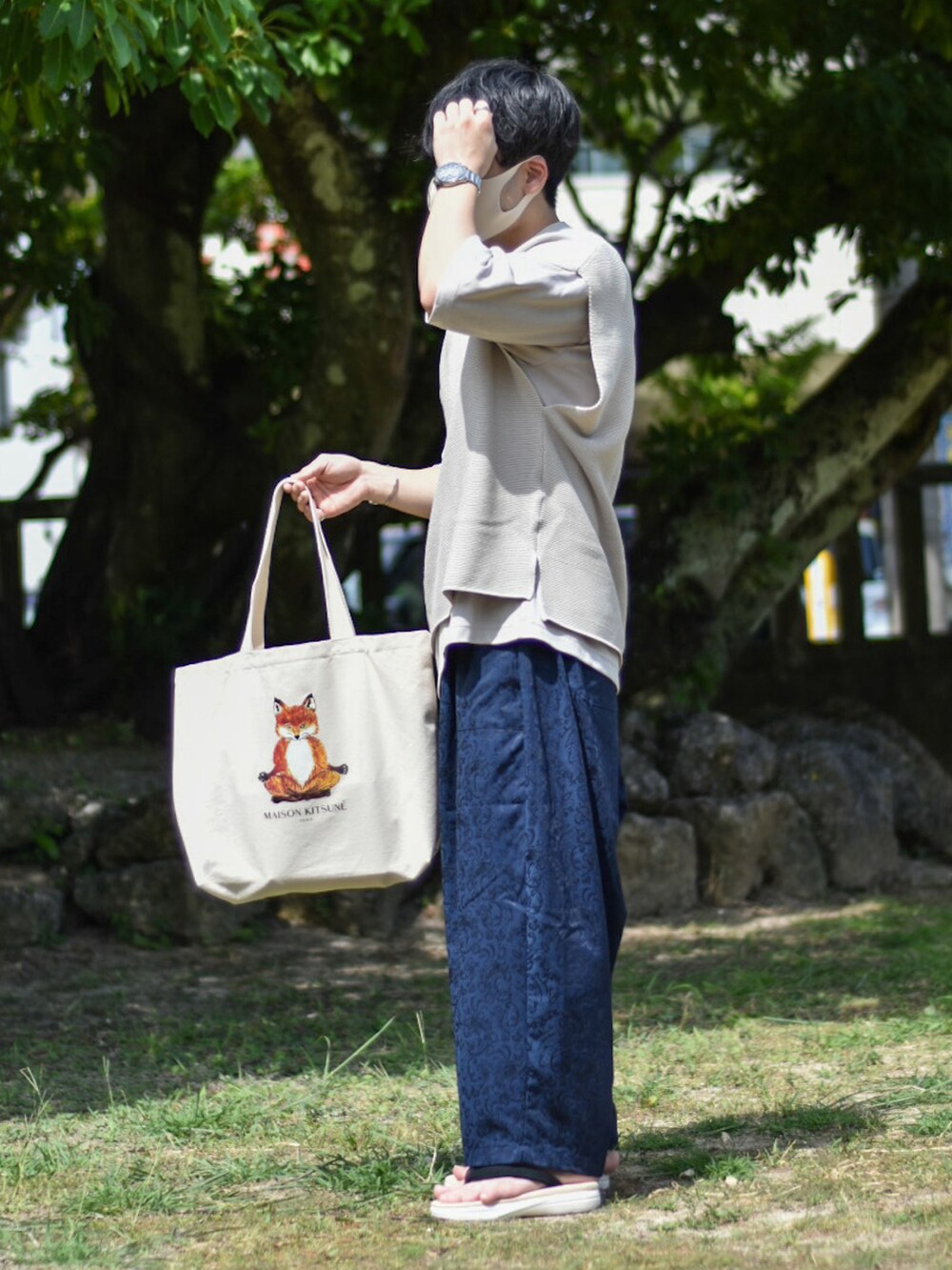 「ニットベスト、ベスト、ペイズリー、ベストコーデ、ベストスタイル、ベスト×Tシャツ、WYM、WYM LIDNM、CASPER JOHN、シルバーアクセサリー、トートバッグ、きれいめカジュアル、ゆるコーデ、低身長、低身長コーデ」｜「WYM LIDNMの【WYM LIDNM】MINIMAL LOOSE KNIT VEST -Instagram Ex.-（ベスト、ホワイト系）」を使った、JUKIYA.さん（メンズ・162cm）の秋コーディネートの3枚目の写真
