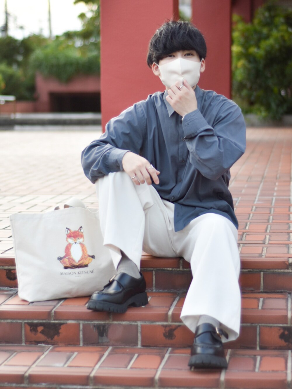 「シンプル、シャツ、MAISON KITSUNE、きれいめスタイル、きれいめコーディネート、休日スタイル、キレイめ、古着MIX、白パンツ、厚底シューズ、ootd、シンプルコーデ、シャツスタイル、シンプルスタイル、キレイめコーデ」|「GIORGIO ARMANIのワイドスリーブレギュラーカラーシャツ。 vintage(シャツ/ブラウス、グレー系)」を使った、JUKIYA.さん(メンズ・162cm)の秋コーディネートの2枚目の写真