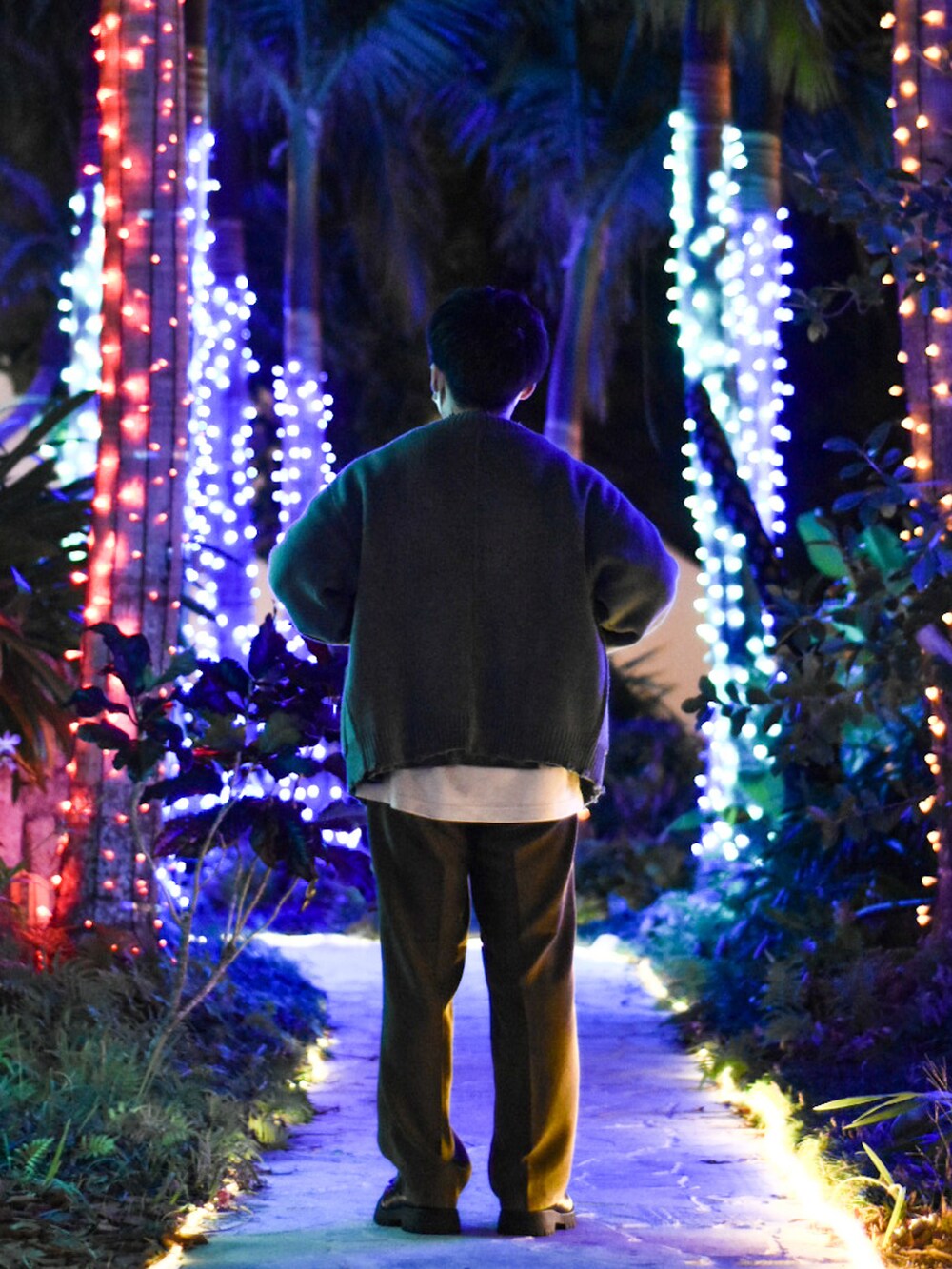 「カーディガン、レイヤード、グリーン、スラックス、レイヤードスタイル、休日スタイル、夜のスナップ、古着MIX、厚底シューズ、低身長、グリーンコーデ、夜、イルミネーション、カーディガンコーデ、UNIIT」｜「KAIKOのKAIKO　OBLONG H.N SWEAT PIGMENT（スウェット、ブラック系）」を使った、JUKIYA.さん（メンズ・162cm）の秋コーディネートの2枚目の写真