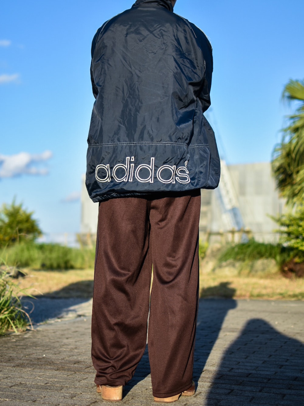 「秋っぽコーデ更新中、秋コーデ、秋のコーデ、adidas、adidas originals、NEEDLES、アディダス、アディダスオリジナルス、ニードルス、ナイロンジャケット、トラックパンツ、ヒザデルパンツ、ストリート、トレンド、低身長コーデ」｜「adidas Originalsの80s（ナイロンジャケット、ブルー系）」を使った、JUKIYA.さん（メンズ・162cm）の秋コーディネートの2枚目の写真