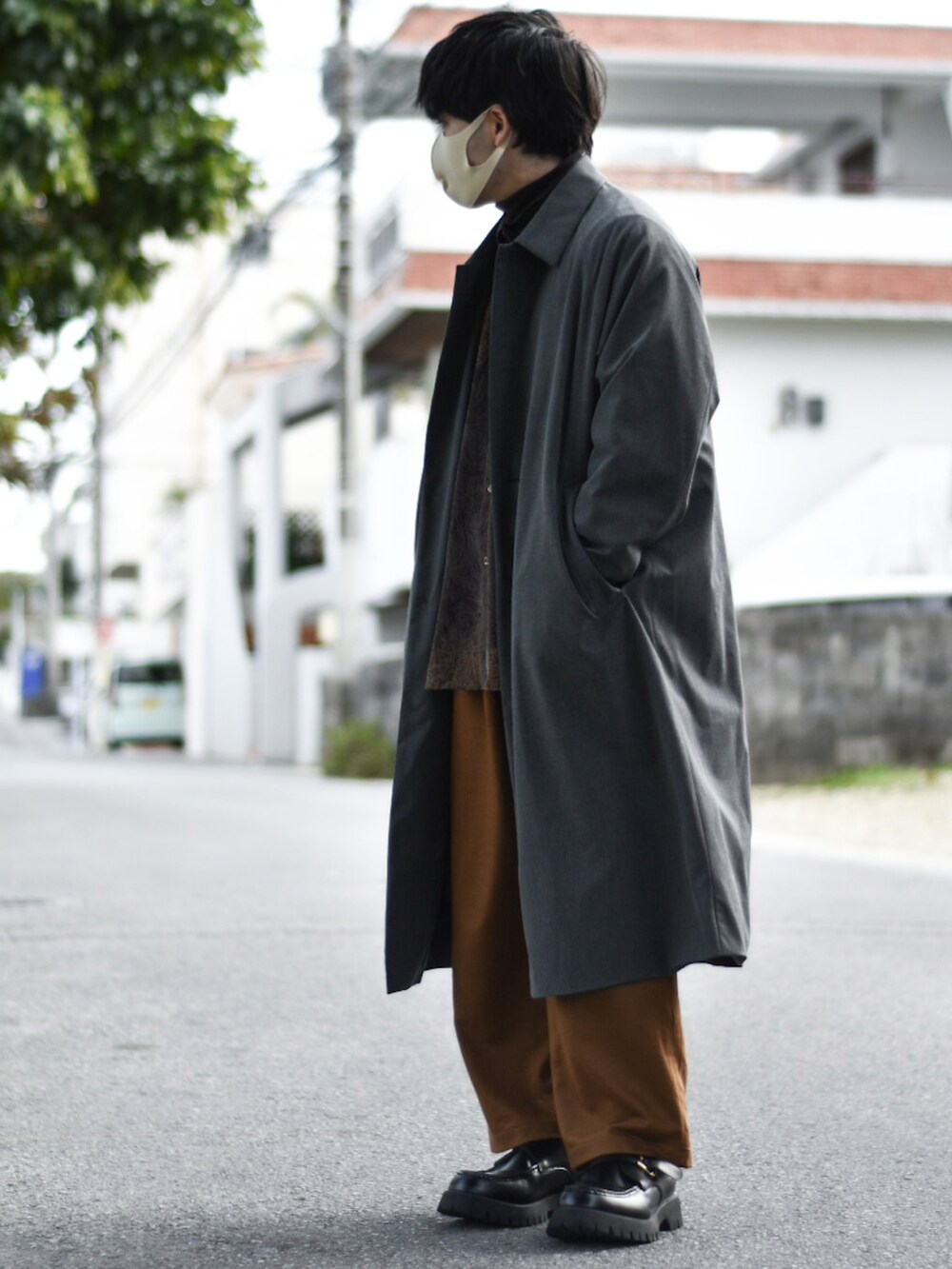 「ブラウン、ブラウンコーデ、コート、コートスタイル、ロングコート、グレー、グレーコート、ステンカラーコート、SENSEOFPLACE、SENSE OF PLACE by URBAN RESEAR、柄シャツ、大人コーデ、大人カジュアル、ワイドシルエット、きれいめカジュアル」｜「SENSE OF PLACE by URBAN RESEARCHのCARREMANステンカラーコート（ステンカラーコート、グレー系）」を使った、JUKIYA.さん（メンズ・162cm）の春コーディネートの2枚目の写真