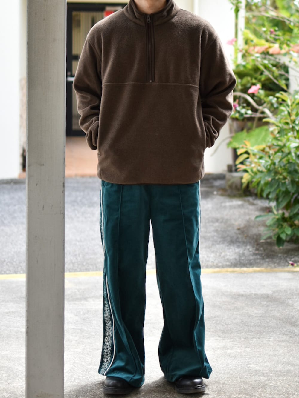 「古着MIX、春コーデ、olduniqlo、UNIQLO、ユニクロ、フリース、フリースプルオーバー、休日スタイル、トラックパンツ、ハーフジップ、レトロ、グランパコア、トレンド、低身長コーデ、春めき満開コーデ」|「OLD UNIQLOのアイテム(その他トップス、ブラウン系)」を使った、JUKIYA.さん(メンズ・162cm)の春コーディネートの2枚目の写真