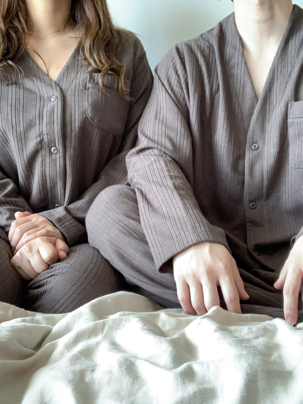 「sleeping.com、PR、パジャマ、パジャマパンツ、パジャマシャツ、パジャマスタイル、ルームウェア、休日スタイル、休日コーデ、休日、リラックススタイル、リラックス、ペアルック、シミラールック、低身長」｜「sleeping.comのオリジナルの香り付き素材 メンズ・ランダムストライプジャガードカットソー羽織（ルームウェア/パジャマ、グリーン系）」を使った、JUKIYA.さん（メンズ・162cm）の冬コーディネートの4枚目の写真