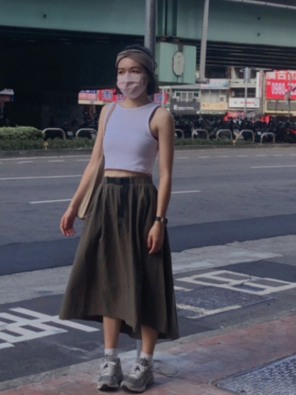 グレー系のスニーカー、その他のスカート、ホワイト系のポンチョを着用したレディースの夏コーディネートの2枚目の写真