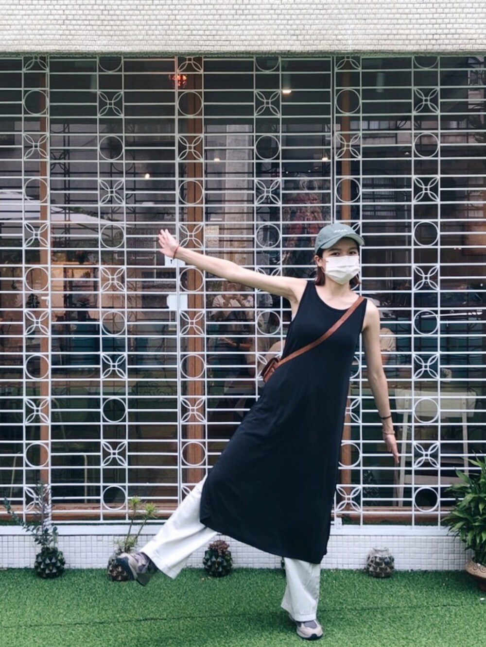 ブラック系のスカート、グレー系のスニーカーを着用したレディースの夏コーディネートの2枚目の写真