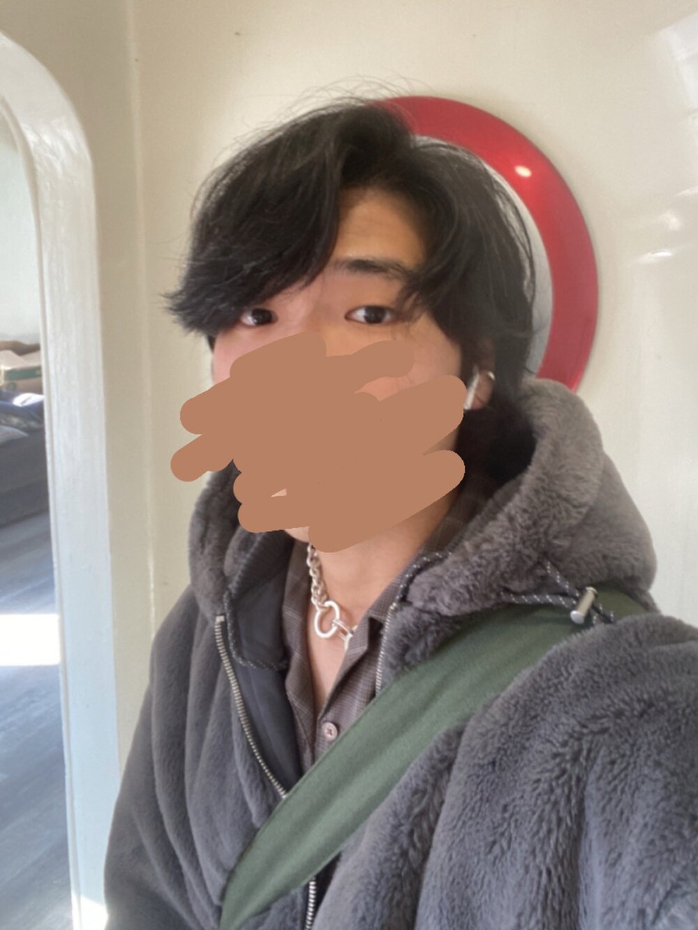 「大人コーデ、休日コーデ、カジュアルコーデ、おしゃれさんと繋がりたい、革靴、カーゴパンツ、きれいめカジュアル、Dr.Martens、シルバーアクセサリー、メンズコーデ、アクセサリー」｜「WYM LIDNMのSEMI WIDE STRAIGHT TUCK CARGO（カーゴパンツ、グリーン系）」を使った、Shuusaさん（メンズ・175cm）の冬コーディネートの3枚目の写真