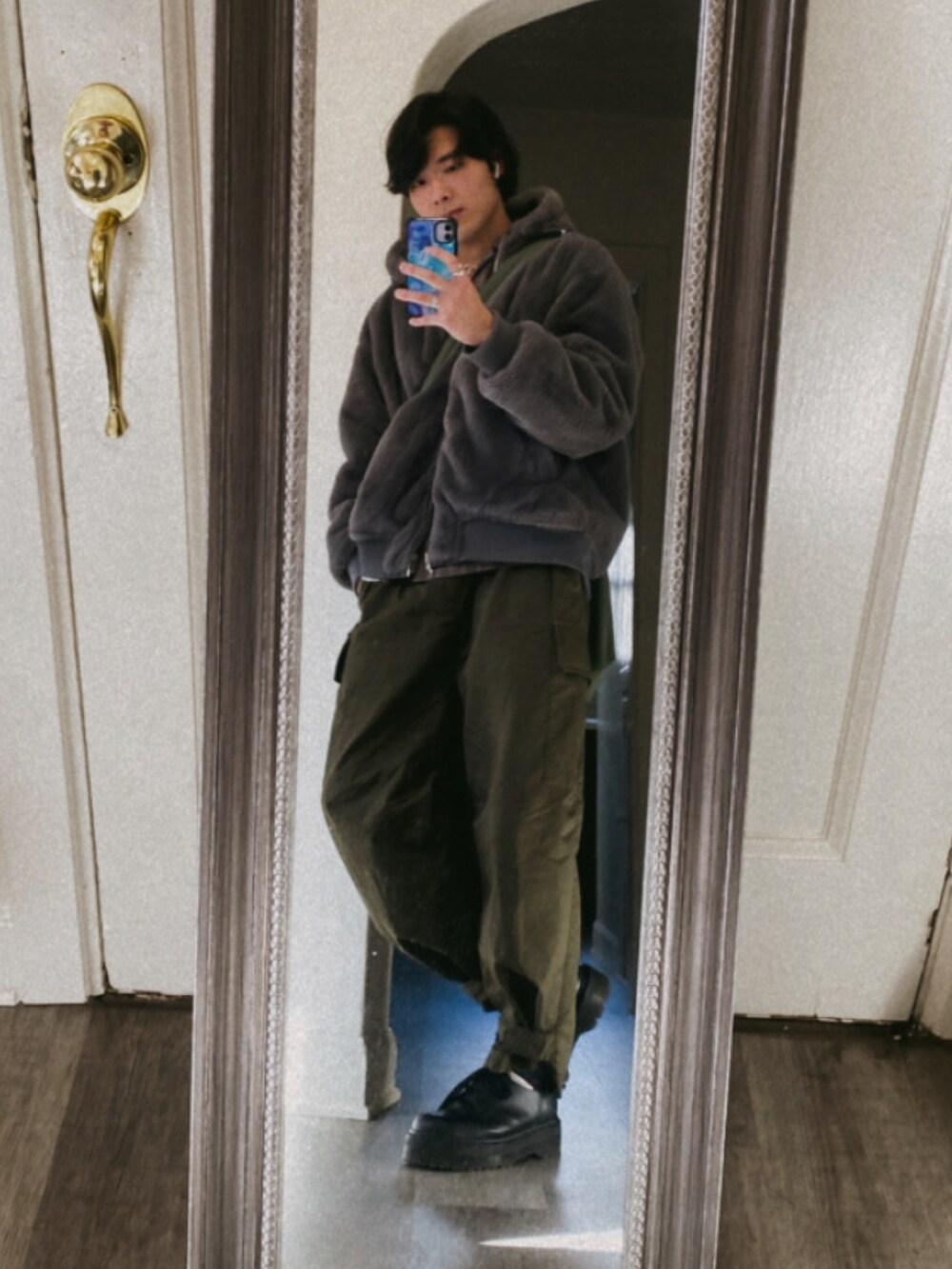 「大人コーデ、休日コーデ、カジュアルコーデ、おしゃれさんと繋がりたい、革靴、カーゴパンツ、きれいめカジュアル、Dr.Martens、シルバーアクセサリー、メンズコーデ、アクセサリー」｜「WYM LIDNMのSEMI WIDE STRAIGHT TUCK CARGO（カーゴパンツ、グリーン系）」を使った、Shuusaさん（メンズ・175cm）の冬コーディネートの2枚目の写真