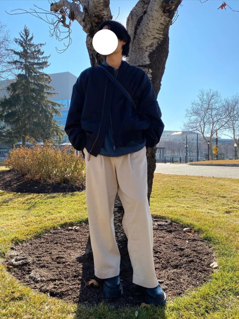「ジャガードニット、白パンツ、きれいめカジュアル、おでかけコーデ、服好きな人と繋がりたい、大人カジュアル、お洒落さんとつながりたい、大人コーデ、niko and ...、martine ali、RAGEBLUE、Dr.Martens」｜「WYM LIDNMのHARD GABA LOOSE FIT TROUSERS（その他パンツ、ホワイト系）」を使った、Shuusaさん（メンズ・175cm）の冬コーディネートの2枚目の写真