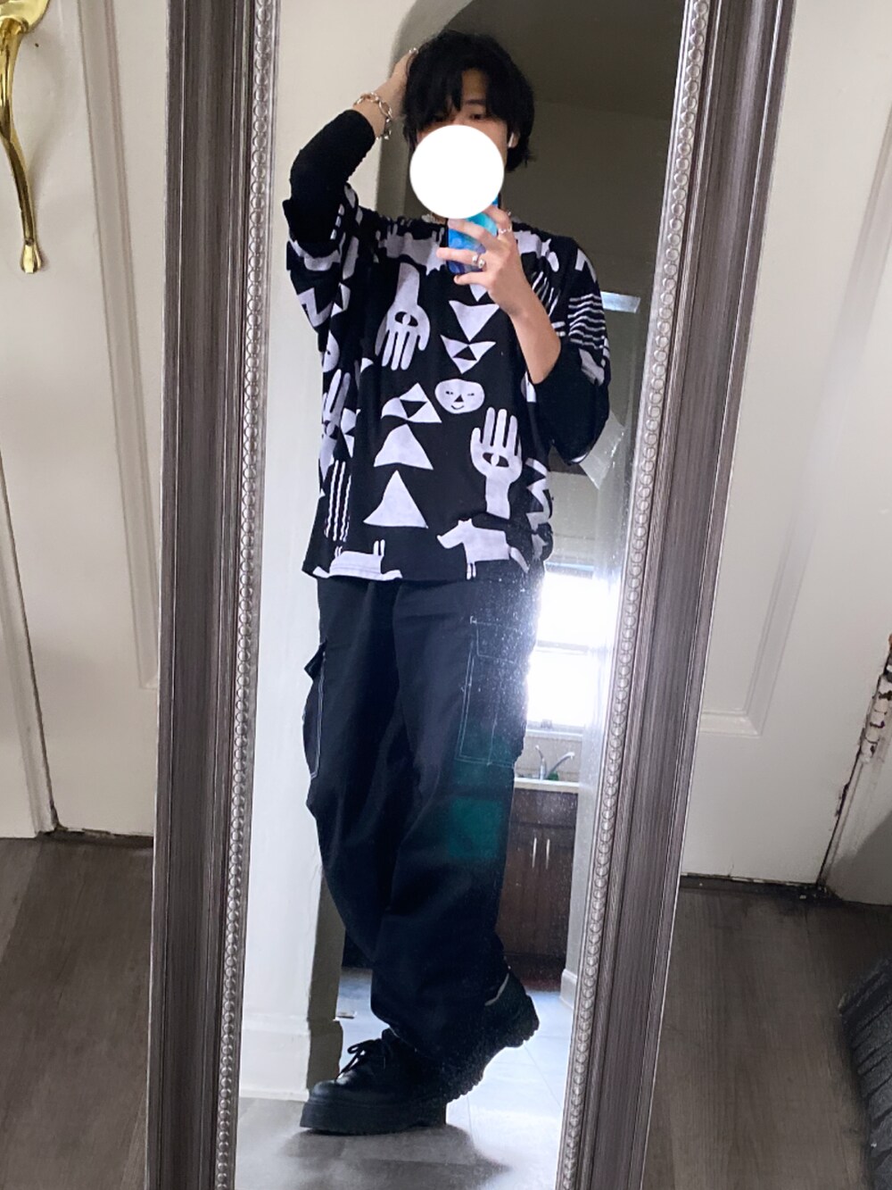 「メンズコーデ、モノトーン、ファッションを楽しもう、今日のコーデ、カジュアル、カーゴパンツ、おしゃれさんと繋がりたい、ワントーンコーデ、シルバーアクセサリー」｜「usedのアイテム（シャツ/ブラウス、ブラック系）」を使った、Shuusaさん（メンズ・175cm）の冬コーディネートの3枚目の写真