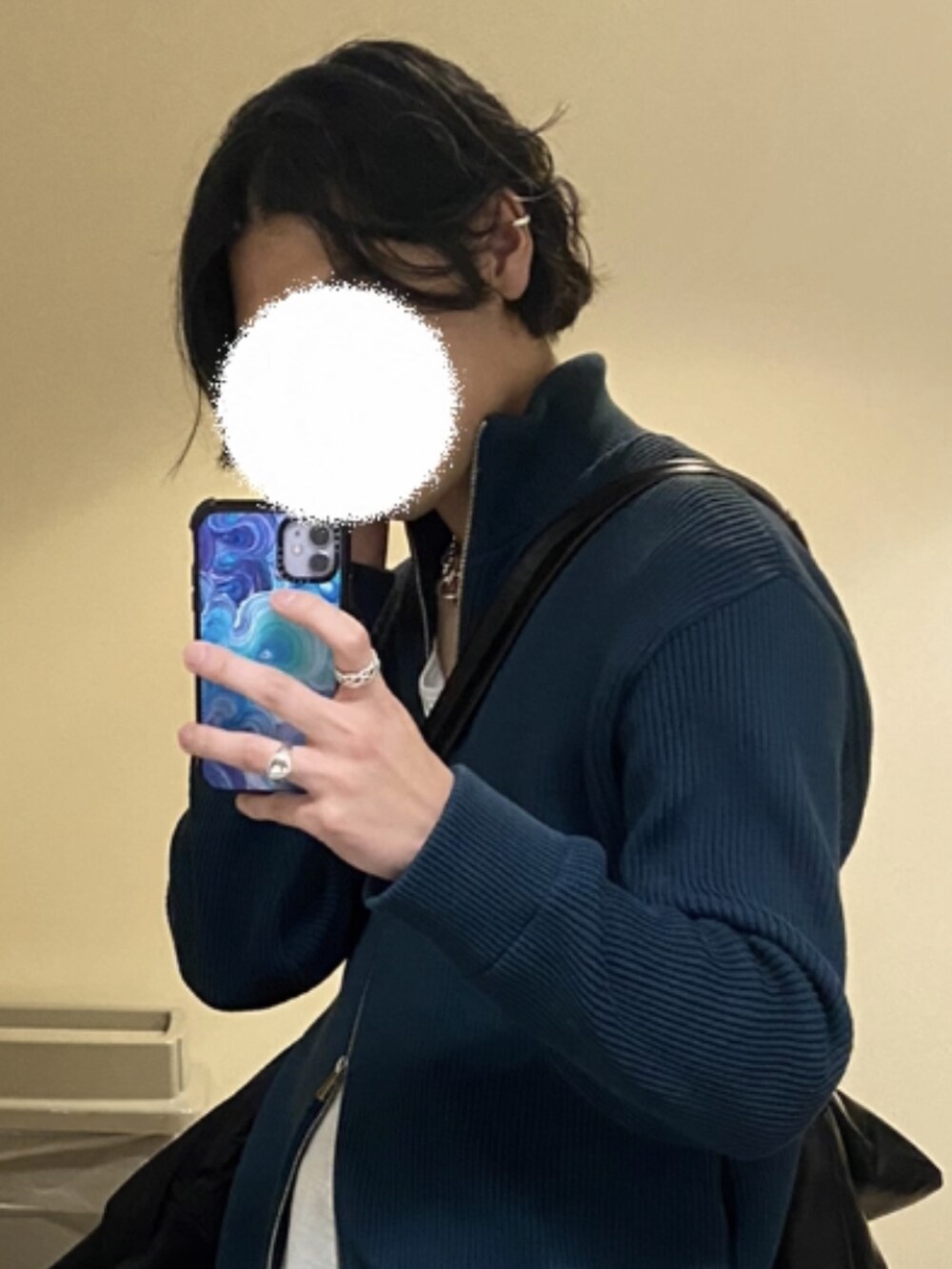 「今日のコーデ、キレイめ、きれいめカジュアル、シルバーアクセサリー、レザーパンツ、ワイドパンツ、ドライバーズニット、loose/ルース、CASPER JOHN、UNITED TOKYO、martine ali、おしゃれさんと繋がりたい」｜「CASPER JOHNのSynthetic leather wide buggy pants/シンセティックレザーワイドバギーパンツ（その他パンツ、ブラック系）」を使った、Shuusaさん（メンズ・175cm）の冬コーディネートの3枚目の写真