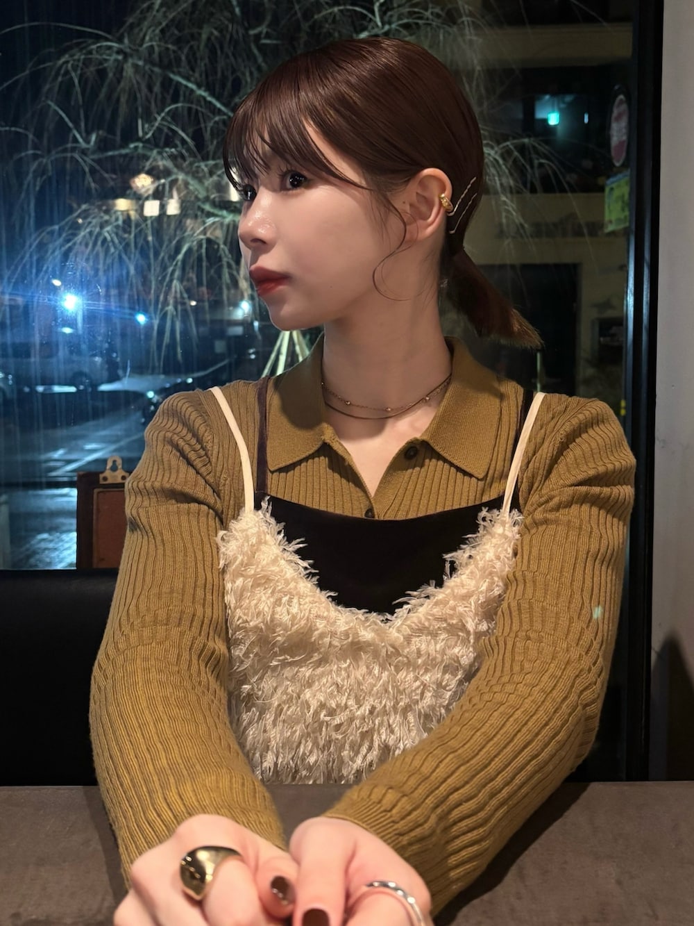 ブラウン系のワンピースを着用したレディースの冬コーディネートの2枚目の写真