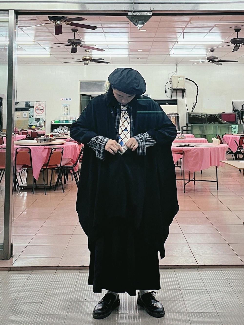 ブラック系のシューズ、ホワイト系のその他を着用したメンズの秋コーディネートの2枚目の写真