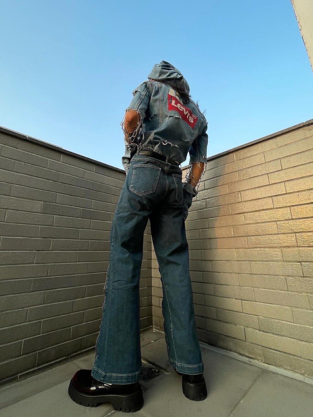 ブルー系のデニムジャケットを着用したメンズの春コーディネートの2枚目の写真